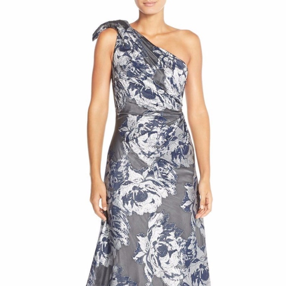 NWT $1,060 Pamella, Pamella Roland One-Shoulder Fil Coupe Gown‎ Grey [SZ 4 ] - Picture 8 of 9